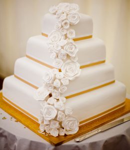 bolo de casamento branco e dourado