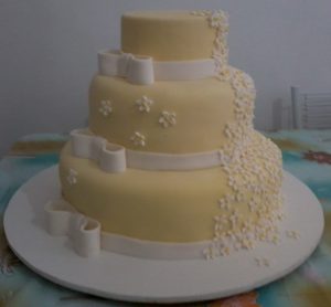 bolo de casamento amarelo e branco
