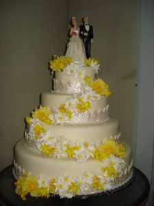 bolo de casamento amarelo e branco