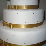 bolo de casamento branco e dourado